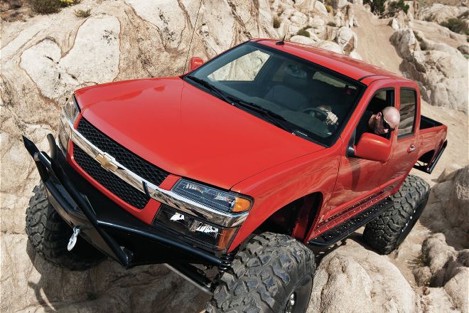 131 1106 02 o131 1106 chevy colorado v8 4x4 rockcrawlerfront shot crawling